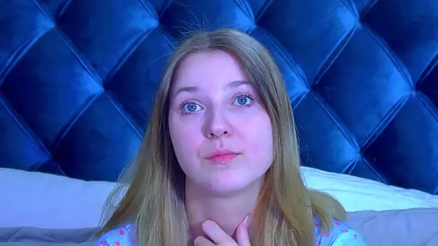 Snapshot of TinnaBurton chatting on 03/05/26, 04:47 TinnaBurton online show from 03/05/26, 04:47