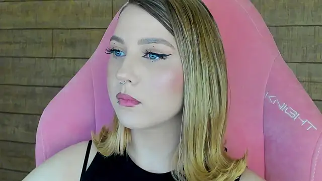 Snapshot of TinnaBurton chatting on 03/11/26, 04:02 TinnaBurton online show from 03/11/26, 04:02