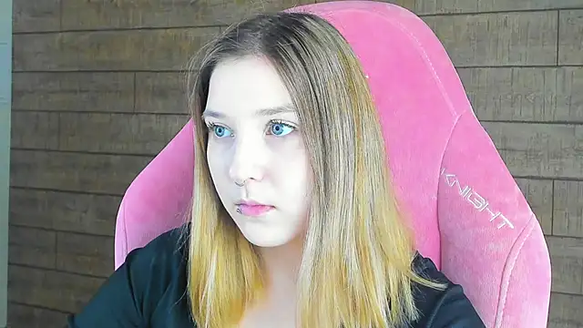 Snapshot of TinnaBurton chatting on 03/18/26, 04:10 TinnaBurton online show from 03/18/26, 04:10