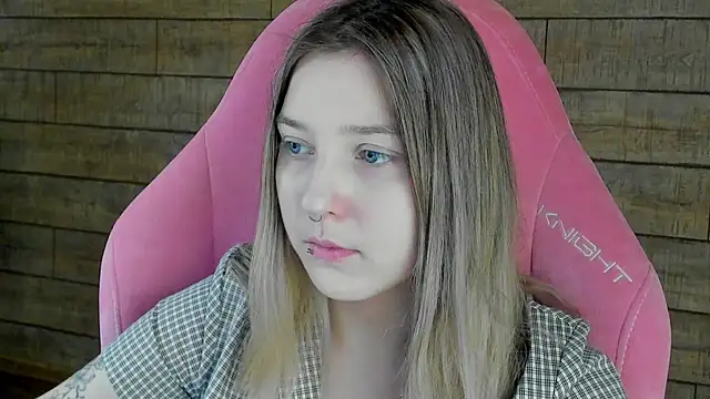 Snapshot of TinnaBurton chatting on 03/22/26, 04:43 TinnaBurton online show from 03/22/26, 04:43