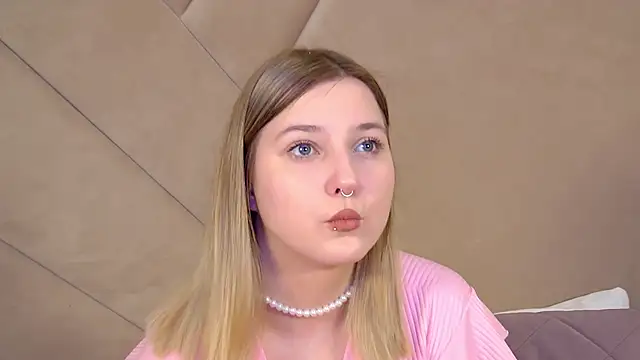 Snapshot of TinnaBurton chatting on 04/13/26, 04:23 TinnaBurton online show from 04/13/26, 04:23