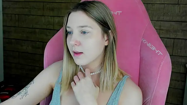 Snapshot of TinnaBurton chatting on 04/15/26, 04:14 TinnaBurton online show from 04/15/26, 04:14