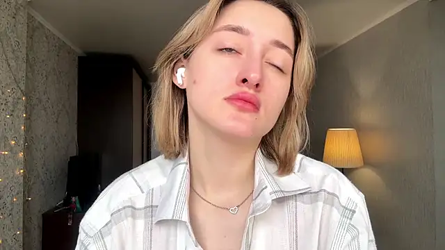 Emily lyy online show from 11/21/25, 09:19