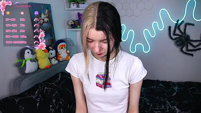 Snapshot of Emmie_shy chatting on 04/08/26, 07:47 Emmie shy online show from 04/08/26, 07:47