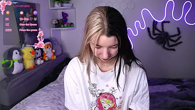 Snapshot of Emmie_shy chatting on 04/12/26, 07:19 Emmie shy online show from 04/12/26, 07:19