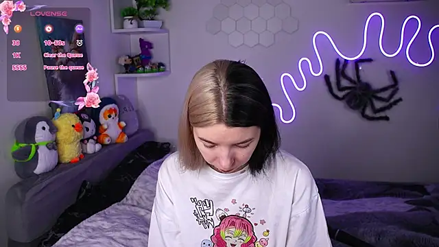 Snapshot of Emmie_shy chatting on 04/13/26, 07:19 Emmie shy online show from 04/13/26, 07:19