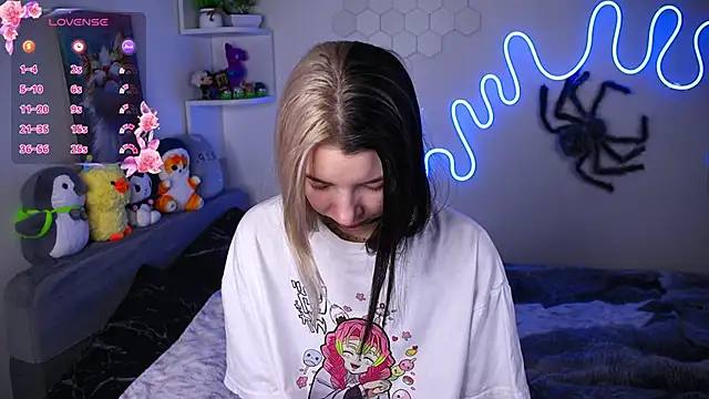 Snapshot of Emmie_shy chatting on 04/14/26, 07:20 Emmie shy online show from 04/14/26, 07:20