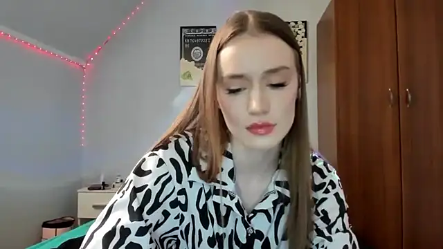 Snapshot of tinyglow chatting on 02/15/26, 04:03 tinyglow online show from 02/15/26, 04:03