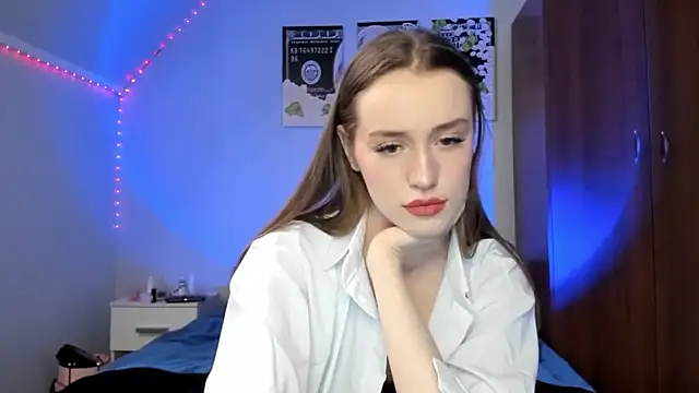 Snapshot of tinyglow chatting on 02/18/26, 09:00 tinyglow online show from 02/18/26, 09:00