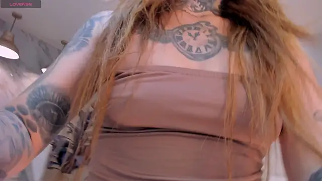 CarlaBrunni online show from 12/02/25, 12:10