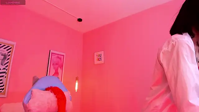 Snapshot of Milu_carbajal_x chatting on 02/24/26, 04:21 Milu carbajal x online show from 02/24/26, 04:21