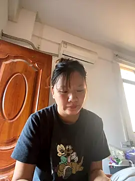 Snapshot of yiyi0316 chatting on 11/16/25, 05:57 yiyi0316 online show from 11/16/25, 05:57