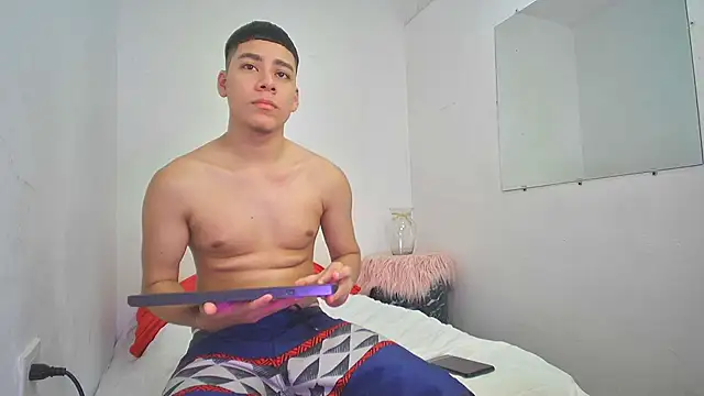 Lucastorrez01 online show from 11/18/25, 06:18