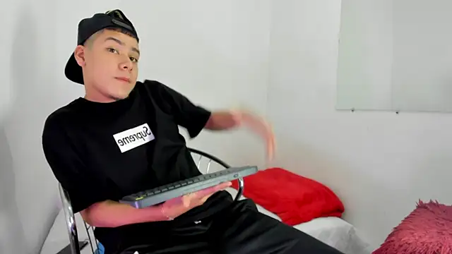 Snapshot of Lucastorrez01 chatting on 02/10/26, 10:36 Lucastorrez01 online show from 02/10/26, 10:36