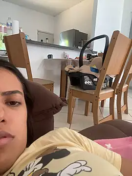 Snapshot of Lara_o chatting on 11/17/25, 10:43 Lara o online show from 11/17/25, 10:43