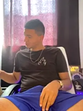 Snapshot of lester_rose chatting on 12/14/25, 04:01 lester rose online show from 12/14/25, 04:01