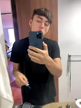 Boyfriend-Hot online show from 11/17/25, 10:26