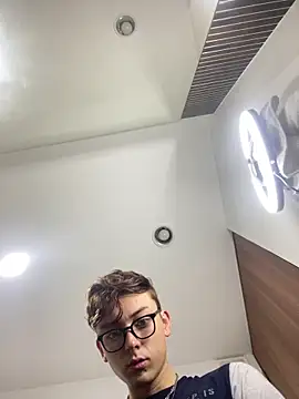 Boyfriend-Hot online show from 11/19/25, 06:19