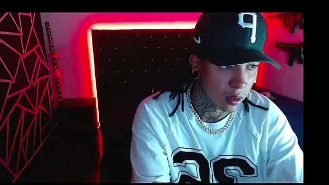 Snapshot of Zero-X9 chatting on 11/17/25, 11:21 Zero-X9 online show from 11/17/25, 11:21