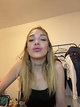 lunababy77 online show from 11/17/25, 04:13