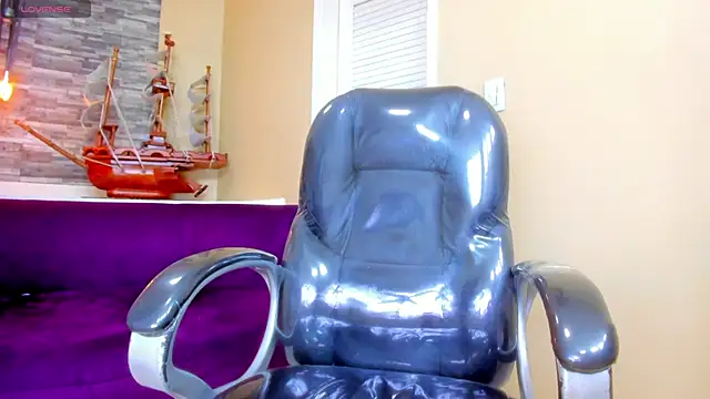 Snapshot of Hottie_Bear chatting on 11/17/25, 05:13 Hottie Bear online show from 11/17/25, 05:13