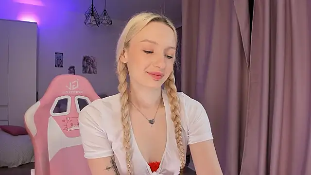 Snapshot of Tiffany_Paw chatting on 03/17/26, 03:33 Tiffany Paw online show from 03/17/26, 03:33