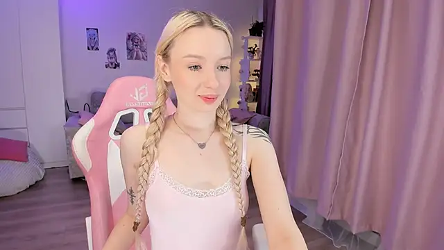 Snapshot of Tiffany_Paw chatting on 03/18/26, 03:20 Tiffany Paw online show from 03/18/26, 03:20