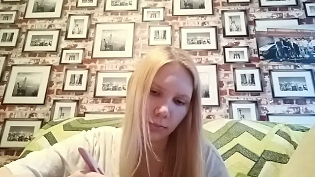 EvieBaggette online show from 11/20/25, 07:41