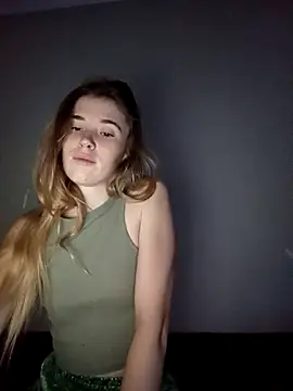 Snapshot of BarniLili chatting on 12/15/25, 10:36 BarniLili online show from 12/15/25, 10:36