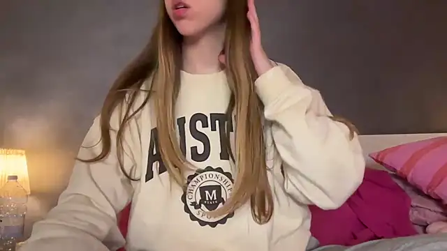 Snapshot of Martimartinaxx chatting on 04/15/26, 09:04 Martimartinaxx online show from 04/15/26, 09:04