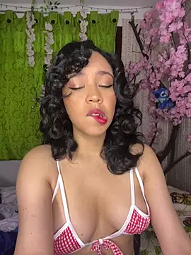 Snapshot of Esmerald_1111 chatting on 04/14/26, 10:10 Esmerald 1111 online show from 04/14/26, 10:10