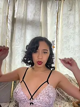 Snapshot of Esmerald_1111 chatting on 07/04/26, 01:28 Esmerald 1111 online show from 07/04/26, 01:28