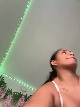 Snapshot of ArielleMillerr- chatting on 02/23/26, 05:43 ArielleMillerr- online show from 02/23/26, 05:43