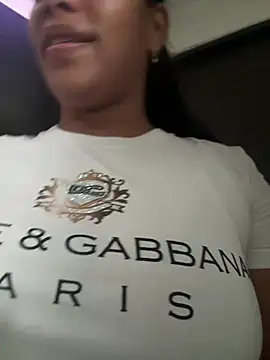 Snapshot of ArielleMillerr- chatting on 04/06/26, 06:42 ArielleMillerr- online show from 04/06/26, 06:42