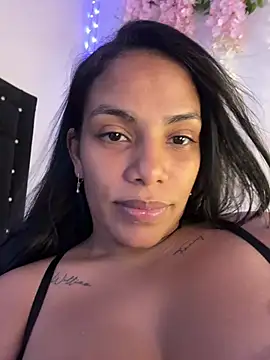 Snapshot of ArielleMillerr- chatting on 04/13/26, 05:29 ArielleMillerr- online show from 04/13/26, 05:29