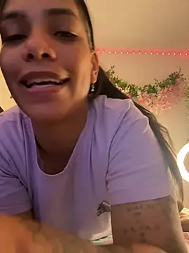 Snapshot of ArielleMillerr- chatting on 04/17/26, 05:27 ArielleMillerr- online show from 04/17/26, 05:27