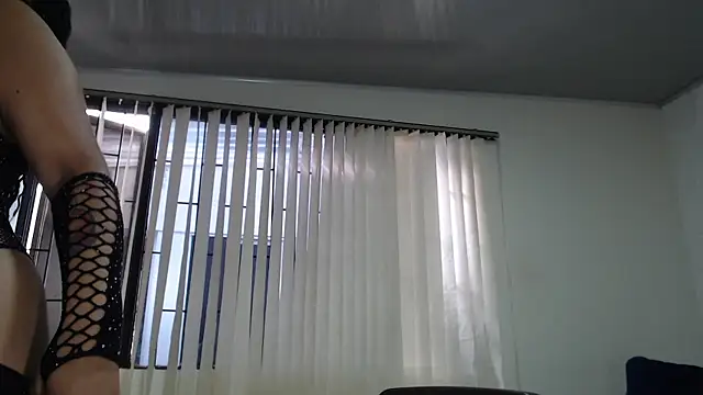 Snapshot of KendraStonee chatting on 12/17/25, 08:37 KendraStonee online show from 12/17/25, 08:37