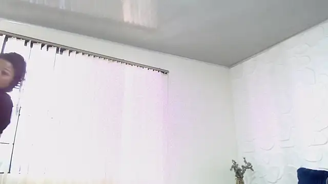 Snapshot of KendraStonee chatting on 12/21/25, 01:51 KendraStonee online show from 12/21/25, 01:51