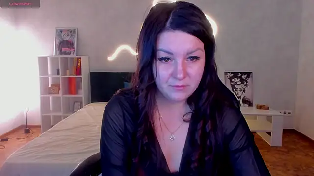 Snapshot of still__her chatting on 11/28/25, 01:08 still her online show from 11/28/25, 01:08