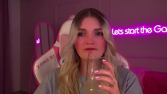 Snapshot of AnnyRaii chatting on 11/28/25, 07:49 AnnyRaii online show from 11/28/25, 07:49