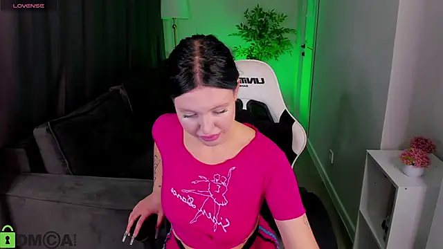 Eva lovevy online show from 11/20/25, 09:09