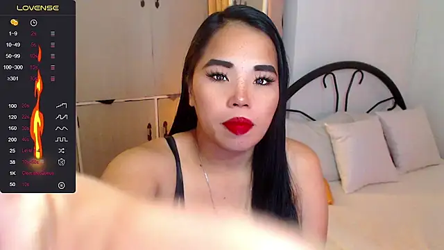 Snapshot of SquirtyLillyx chatting on 11/24/25, 04:34 SquirtyLillyx online show from 11/24/25, 04:34