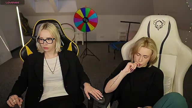 Kara cat online show from 12/04/25, 11:19