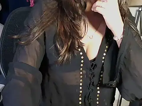 Snapshot of SongBird_01 chatting on 04/17/26, 06:33 SongBird 01 online show from 04/17/26, 06:33