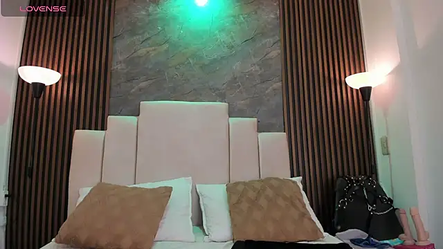 Snapshot of catiusca_reyes_03 chatting on 03/26/26, 01:28 catiusca reyes 03 online show from 03/26/26, 01:28