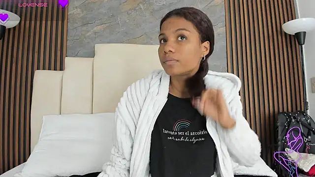 Snapshot of catiusca_reyes_03 chatting on 03/28/26, 11:32 catiusca reyes 03 online show from 03/28/26, 11:32