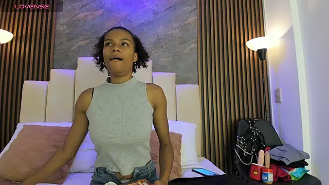 Snapshot of catiusca_reyes_03 chatting on 04/10/26, 02:55 catiusca reyes 03 online show from 04/10/26, 02:55