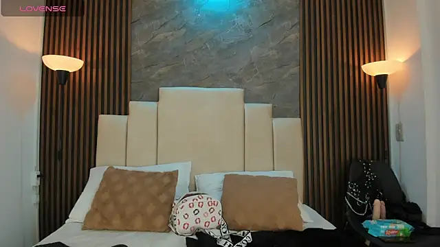 Snapshot of catiusca_reyes_03 chatting on 04/11/26, 12:53 catiusca reyes 03 online show from 04/11/26, 12:53