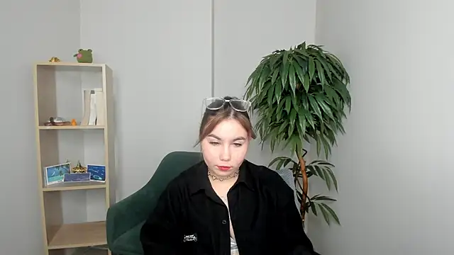 Snapshot of LaneUmanzor chatting on 11/19/25, 10:37 LaneUmanzor online show from 11/19/25, 10:37