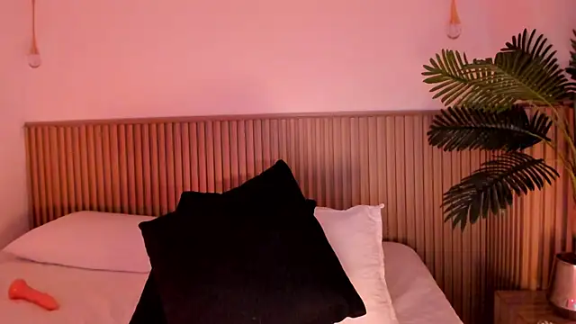 Samantha Sra  online show from 07/18/26, 12:15